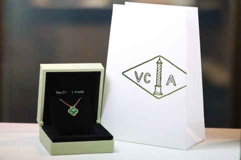 Van Cleef & Arpels Four-Leaf Clover Malachite Rose Gold Necklace view 3