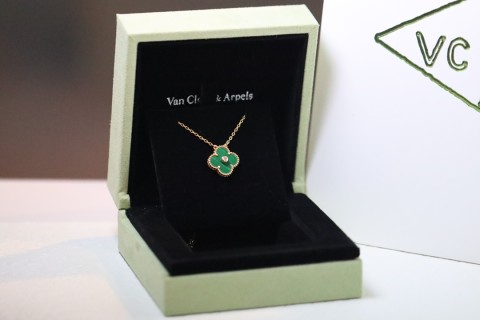 Van Cleef & Arpels Four-Leaf Clover Malachite Rose Gold Necklace view 8