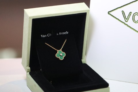 Van Cleef & Arpels Four-Leaf Clover Malachite Rose Gold Necklace view 9
