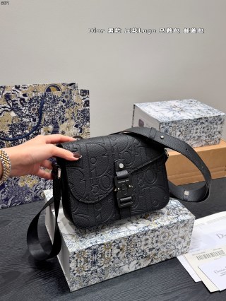 Dior Saddle Messenger Bag Black view 1