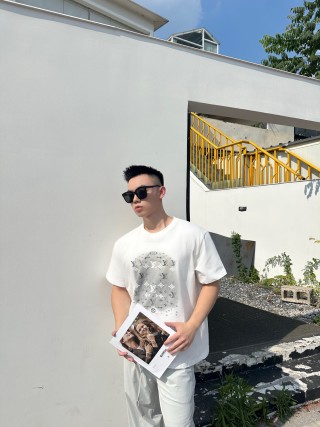 Louis Vuitton Monogram Print White T-Shirt view 9
