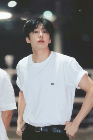Chanel CC Logo White Short Sleeve T-Shirt view 7