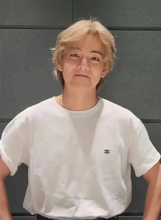 Chanel CC Logo White Short Sleeve T-Shirt view 9