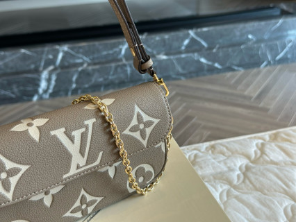 Louis Vuitton Ivy WOC Monogram Shoulder Bag Cream view 2