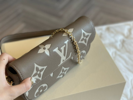 Louis Vuitton Ivy WOC Monogram Shoulder Bag Cream view 3