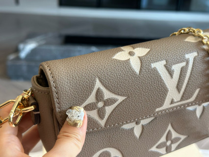 Louis Vuitton Ivy WOC Monogram Shoulder Bag Cream view 9