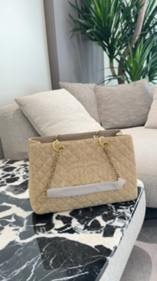 Quilted Beige Shoulder Bag with Chain Strap video