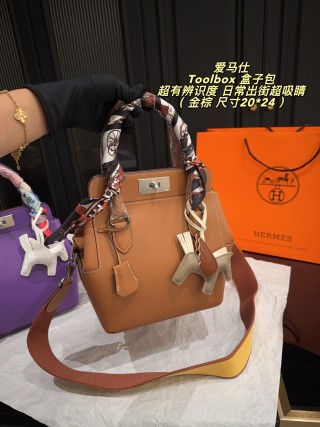 Hermès Toolbox 20 Tan Leather Handbag with Scarf view 2
