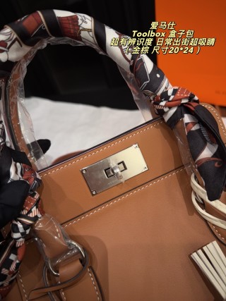Hermès Toolbox 20 Tan Leather Handbag with Scarf view 4