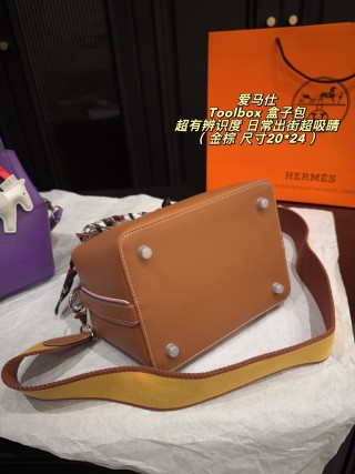 Hermès Toolbox 20 Tan Leather Handbag with Scarf view 6