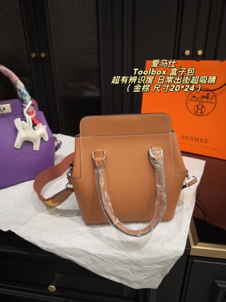 Hermès Toolbox 20 Tan Leather Handbag with Scarf view 7