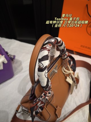 Hermès Toolbox 20 Tan Leather Handbag with Scarf view 8