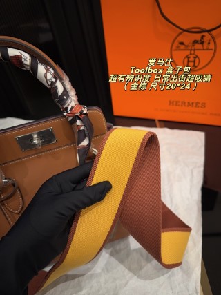 Hermès Toolbox 20 Tan Leather Handbag with Scarf view 9