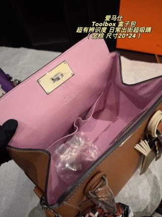 Hermès Toolbox 20 Tan Leather Handbag with Scarf view 10