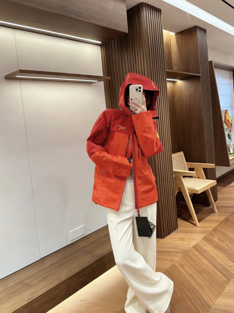 Stone Island GORE-TEX Tactical Jacket Taupe Brown view