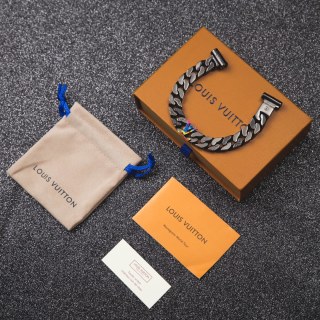 Louis Vuitton LV Sculpture Monogram Chain Bracelet Silver view 1