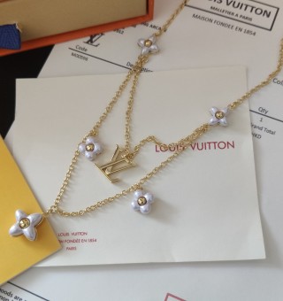 Louis Vuitton LV Gram Monogram Floral Pearl Gold Necklace view 2