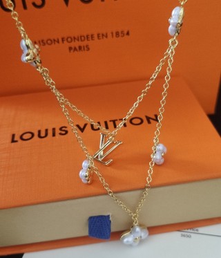 Louis Vuitton LV Gram Monogram Floral Pearl Gold Necklace view 7