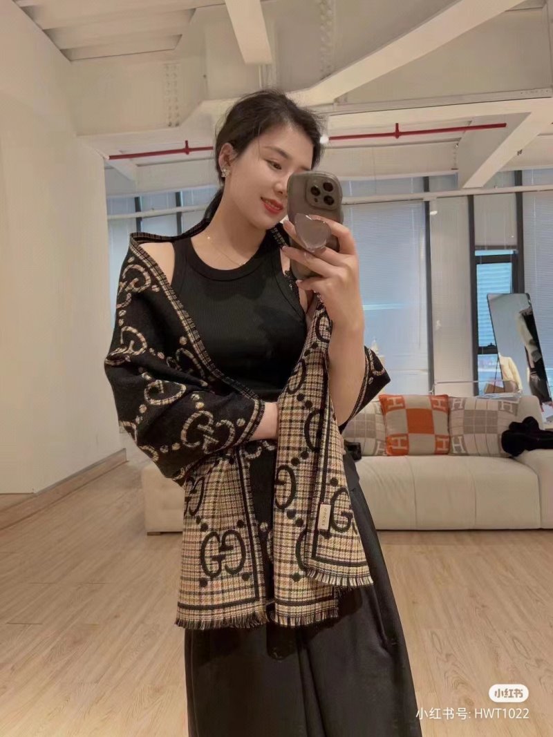 Gucci GG Monogram Double-Sided Wool Scarf Beige & Black