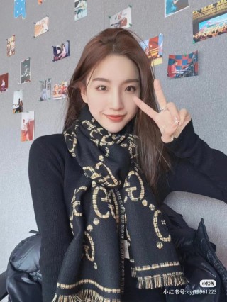 Gucci GG Monogram Double-Sided Wool Scarf Beige & Black view 3