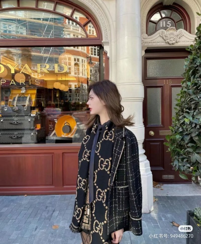 Gucci GG Monogram Double-Sided Wool Scarf Beige & Black view