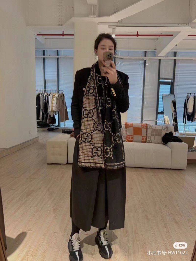 Gucci GG Monogram Double-Sided Wool Scarf Beige & Black view