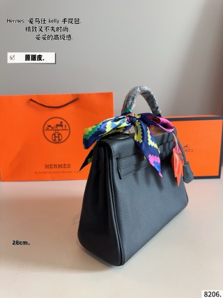 Hermès Kelly 28 Black Leather Handbag view 3