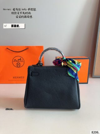 Hermès Kelly 28 Black Leather Handbag view 4