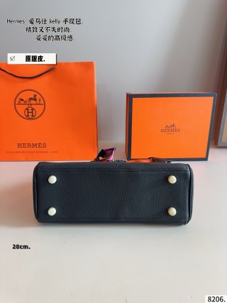 Hermès Kelly 28 Black Leather Handbag view 5