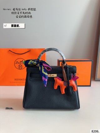Hermès Kelly 28 Black Leather Handbag view 6