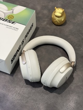 Bose QuietComfort Ultra White Headphones - 1:1 UA view 3