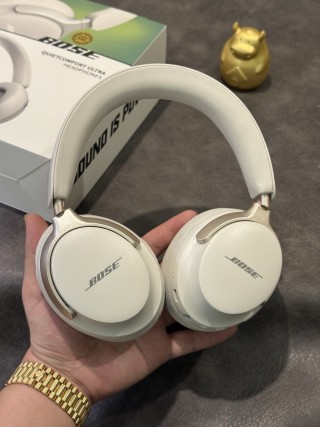 Bose QuietComfort Ultra White Headphones - 1:1 UA view 4