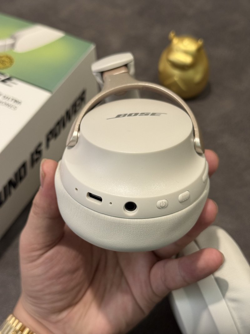 Bose QuietComfort Ultra White Headphones - 1:1 UA view
