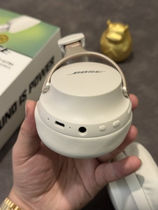 Bose QuietComfort Ultra White Headphones - 1:1 UA view 7