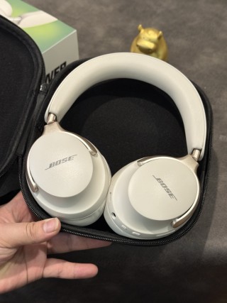Bose QuietComfort Ultra White Headphones - 1:1 UA view 9
