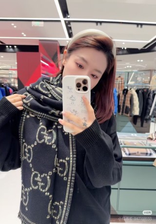 Gucci GG Monogram Double-Sided Wool Scarf Black Green view 3