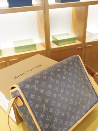 Louis Vuitton Monogram Crossbody Shoulder Bag Brown view 7