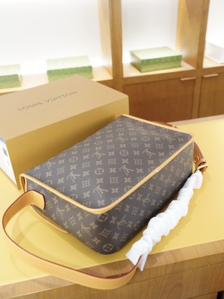 Louis Vuitton Monogram Crossbody Shoulder Bag Brown view 8
