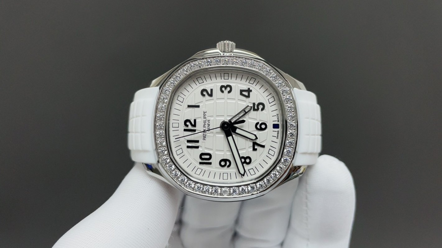 Patek Philippe Aquanaut Luce 5268 Diamond Bezel White view