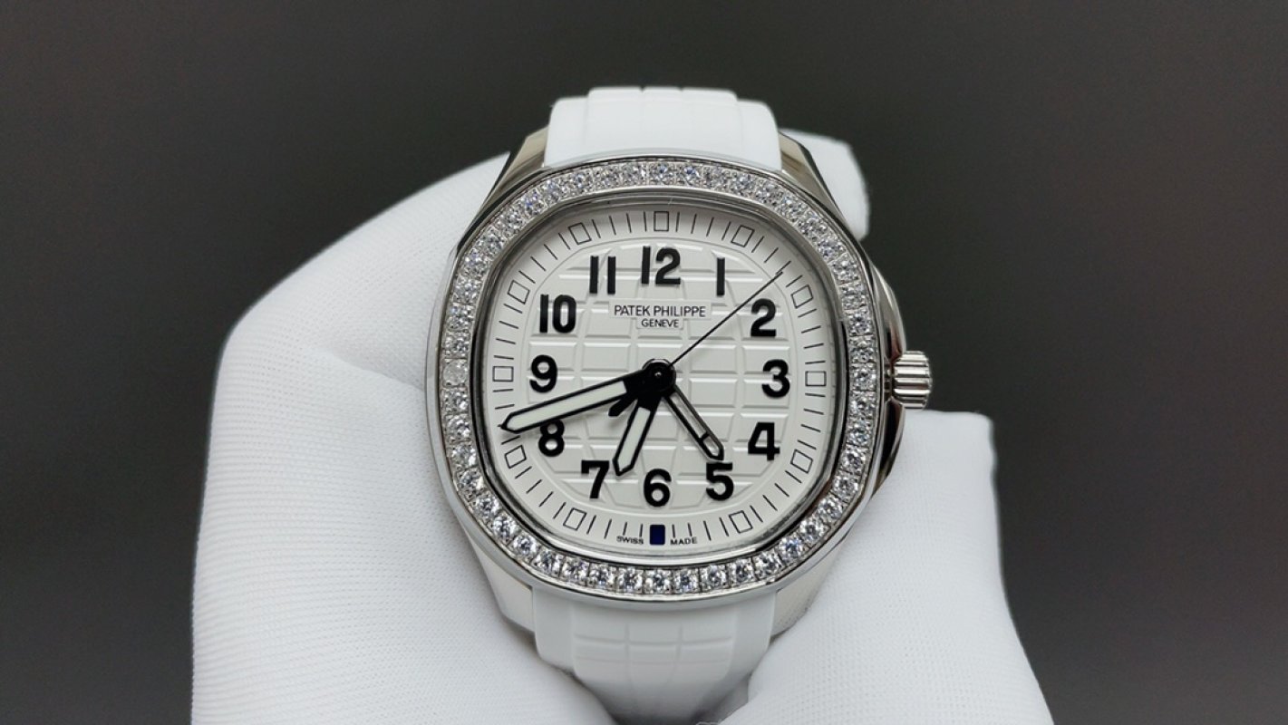Patek Philippe Aquanaut Luce 5268 Diamond Bezel White view