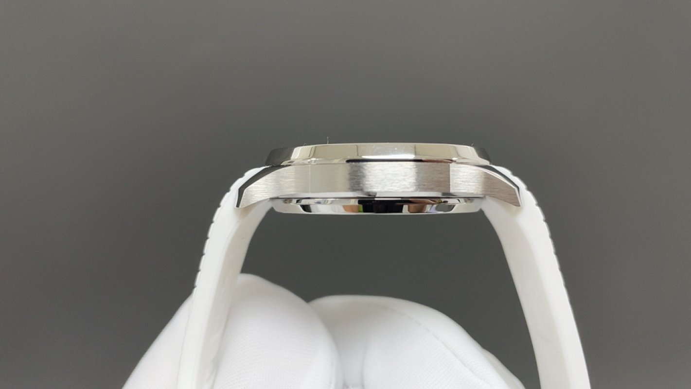 Patek Philippe Aquanaut Luce 5268 Diamond Bezel White view