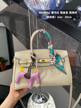 Hermès Platinum Birkin 29cm Cream Leather Crossbody Bag view 3