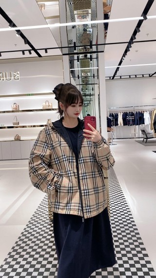 Burberry Vintage Check Hooded Jacket Beige view 1