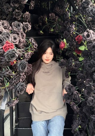 Balenciaga Cream Oversized Logo Hoodie view 5