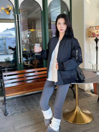 Black Oversized Bomber Jacket with Ribbed Cuffs view 3