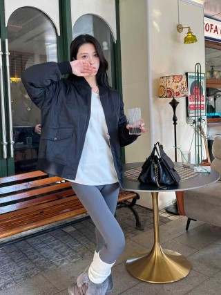 Black Oversized Bomber Jacket with Ribbed Cuffs view 5