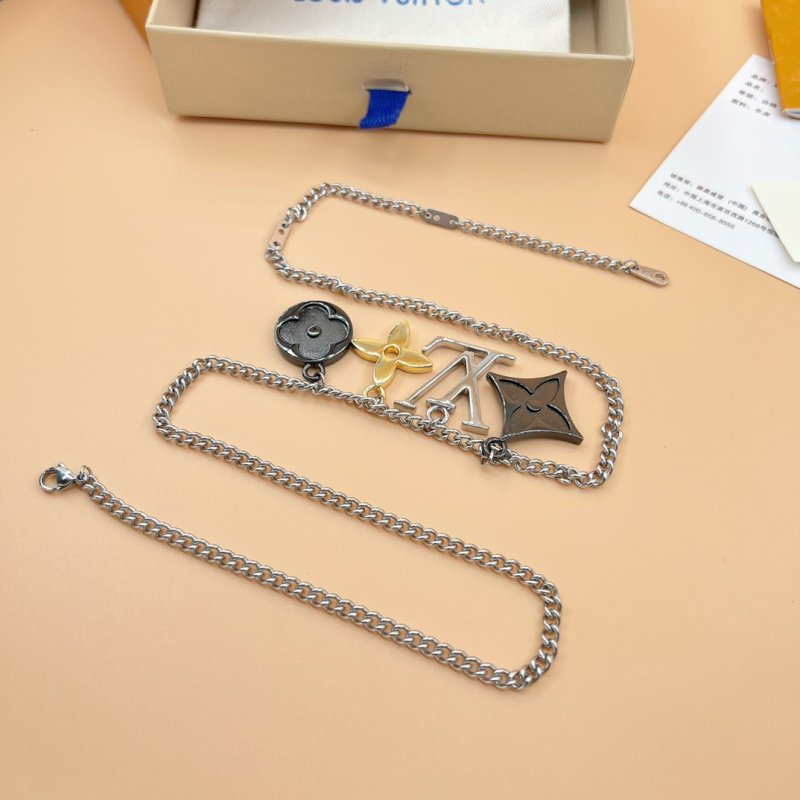 Louis Vuitton Instinct Floral Charm Necklace - Silver view