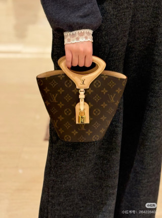 Louis Vuitton Monogram Noe Shoulder Bag Brown view 2