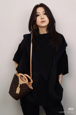 Louis Vuitton Monogram Noe Shoulder Bag Brown view 4