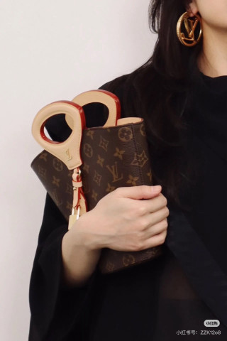 Louis Vuitton Monogram Noe Shoulder Bag Brown view 5